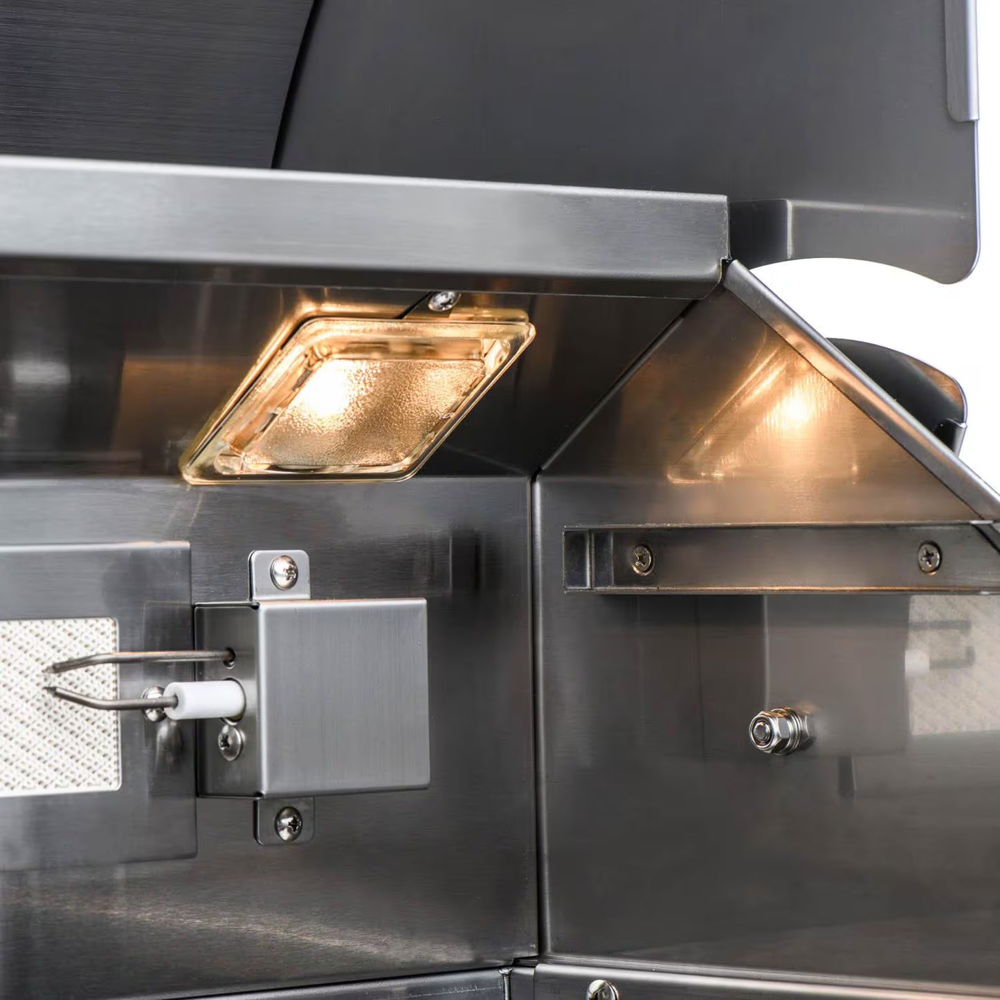 Blaze LTE Marine Grade 32-Inch 4-Burner Built-In Propane Gas/Natural Grill w/ Rear Infrared Burner & Grill Lights