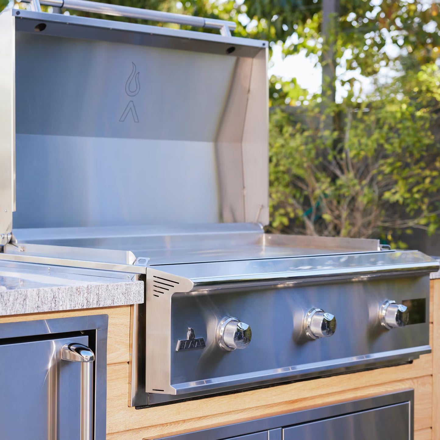 Blaze LTE PRO 40-Inch Built-in Propane/Natural Gas Griddle w/ Digital Temperature Screen & Lift-Assist Lid