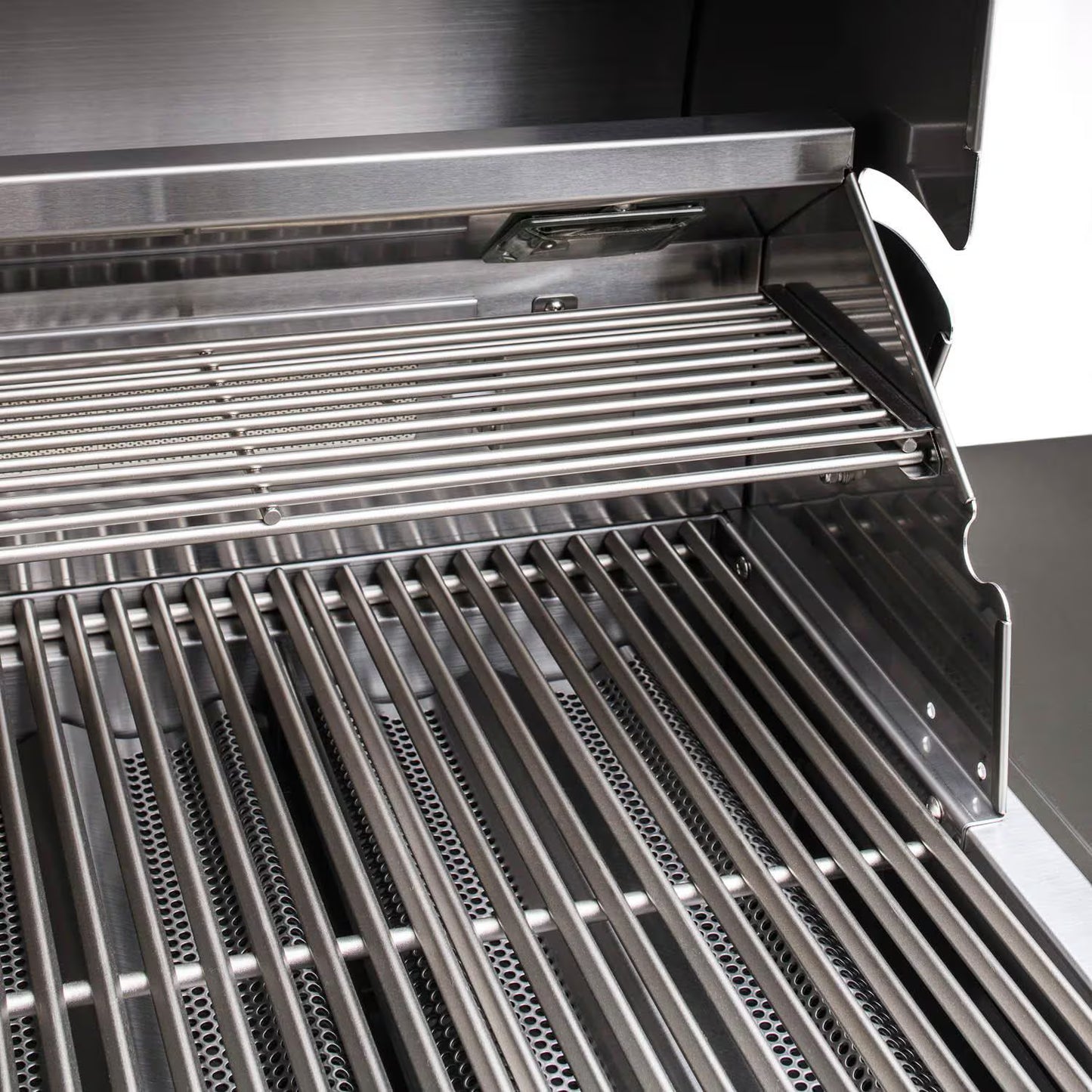 Blaze LTE Marine Grade 32-Inch 4-Burner Built-In Propane Gas/Natural Grill w/ Rear Infrared Burner & Grill Lights